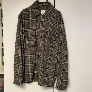Overshirt/Jacka - En rutig Overshirt/jacka storlek S Säljs för 100kr 