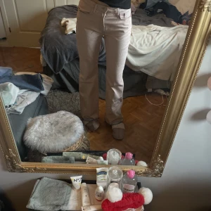 Jeans bootcut fit  - Ett par ljusrosa raka jeans från zara. Knappt använda, så de är i bra skick. De har lite blått nere vid fötterna. Ganska stora i storleken. Jag är 179🌸☁️💓