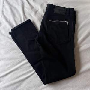 Helsvarta hela dsquared2 jeans i storlek 48. Inköpt för 3300kr, sparsamt använda. 
