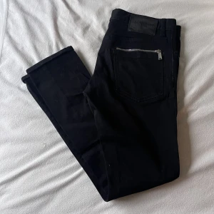 Dsquared2 jeans svarta - Helsvarta hela dsquared2 jeans i storlek 48. Inköpt för 3300kr, sparsamt använda. 