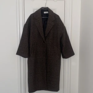 Brun rutig kappa Mango - Säljer världens finaste bruna kappa från mango, köpt förra året för 1199:-, men kommer tyvärr inte till användning så säljer den i superfint skick för 550:- 🤎
