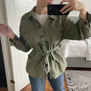 Cargo jacka från stradivarius  - Superfin cargo jacka från stradivarius 💚 storlek S, jättebra skick.