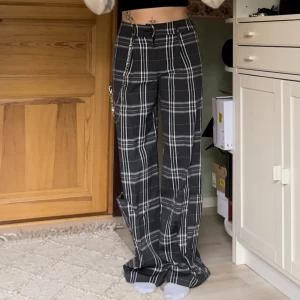 Rutiga byxor - Från Berskha. Kedjan är avtagbar. Stretch i midjan bak. För stora för min smak så aldrig använda o lappen är kvar. 