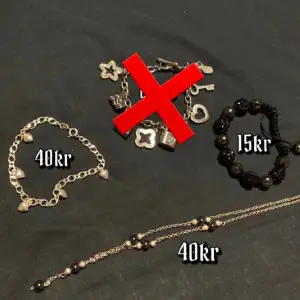 Armbandet med små hjärtan är i silver (925). Halsbandet är i silver (925) och de svarta pärlorna är hematit. (Allt förutom halsbanedet är sålt)