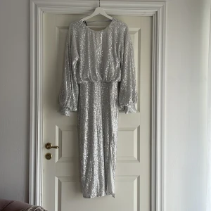 Klänningar Strl 42 - Alla 3 klänningar är en super bra sick har haft på bara 1 -2 gånger sen hänger dem i garderoben 🙋‍♀️