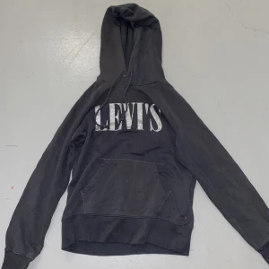 Levis hoodie  - Säljer denna levis tröja då den ej kommer till användning, längre. Den är använd men sparsamt, så den är fof i fint skick. Hör av dig om du har några frågor eller funderingar🫶🏻🌸💓 nypris 599kr. Passar XS-M