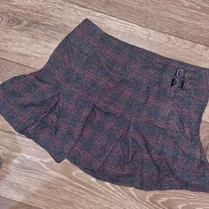 kjol - jätte fin kjol köpt på plick! passar storlek s-m 💋