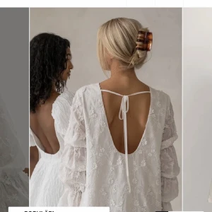 Nakd klänning - Säljer denna skitsnygga klänning då den inte kommer till användning 💗💗 Den är från NaKd och är sååååå fin💗💗 Är inte 100 på att jag vill sälja, kom med bra bud!!💗Direkt pris ligger på 600💗