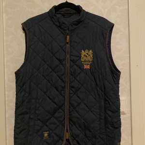 MORRIS väst - Säljer min MORRIS väst! NYPRIS 2000kr, bra kvalitet. Frågor? Bara att skriva! Köparen står för frakten 