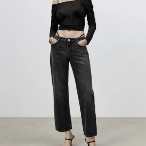 Zara jeans - Säljer dessa fina lågmidjade jeans ifrån zara som är använda en gång. De finns inte kvar på hemsidan!! Köpta för 379kr.  Storlek 34.  Jag är 161 cm lång. Köparen står för frakten! 