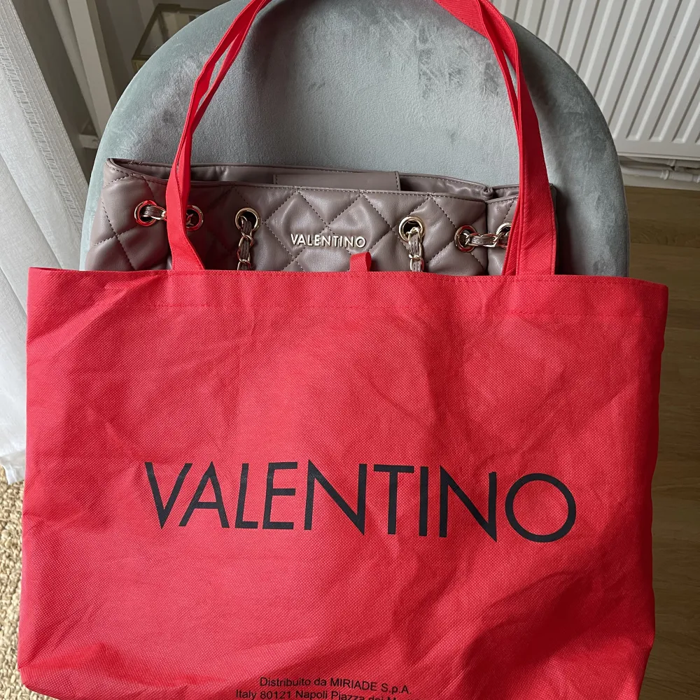 Helt ny väska från Valentino by Mario. Nypris 1799. Dustbag ingår. Hämtas eller skickas mot frakt. :). Väskor.
