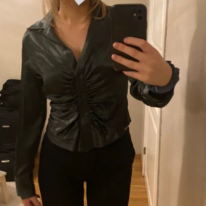 Mörkgrön skjorta i siden - Supertjusig och festlig mörkgrön skorta i siden/silke material. Perfekt till jul. Aldrig använd och i perfekt skick.