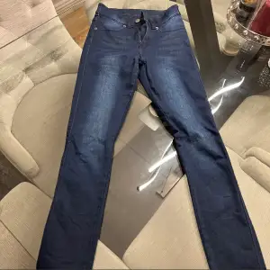 mörkblå Jeans från dr denim storlek xs. Använda en gång alltså som nya.