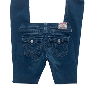 True religion jeans - y2k lågmidjade true religion jeans. såå och ser så bra ut på. stretchiga. Strl 28 på lapp  så passar många.Skriv privat för mått. Köparen står för frakt. 💕