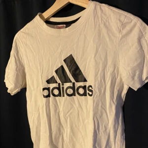Vit adidas t-shirt - Vit adidas t-shirt som inte längre kommer till användning! Den har tyvärr en liten fläck på ryggen som man kan se på andra bilden. Skriv om du vill ha fler bilder!🤍🤍