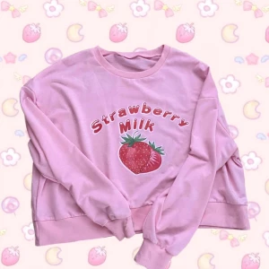 Kawaii strawberry oversized cropped sweatshirt 💕 - Very cute and in great condition 💕
