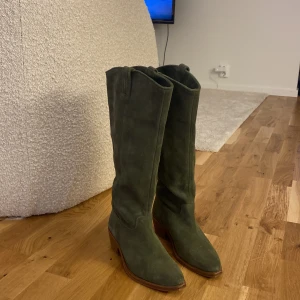 Cowboy boots Bronx - Helt oanvända och slutsålda cowboy boots från Bronx! Köpta för 1700 kr, storlek 38. Sista bilden är lånad på samma modell från Bronx men i en annan färg. Spårbar frakt tillkommer!😊
