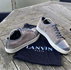 LANVIN - Lanvin cap toe beige/grå  Anevänder dom inte länger så passar på att sälja dom.skick 9/10 inte använt dom så många gånger.