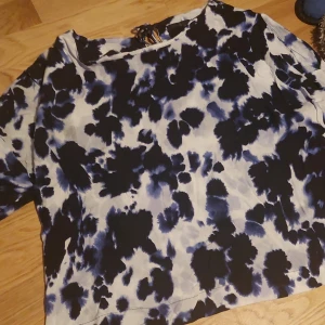 Brokig mönster topp stl 36 - Fin mörkblå mönstrig topp från åhlens som har alsrig använts