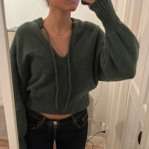 Stickad tröja  - En finare tjocktröja. Kan användas som topp, är lite croppad.