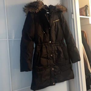 Hollies Vikterjacka - fun/fjädrar  - Använd en enda gång. Ny Hollies Jacka i bästa skick. 