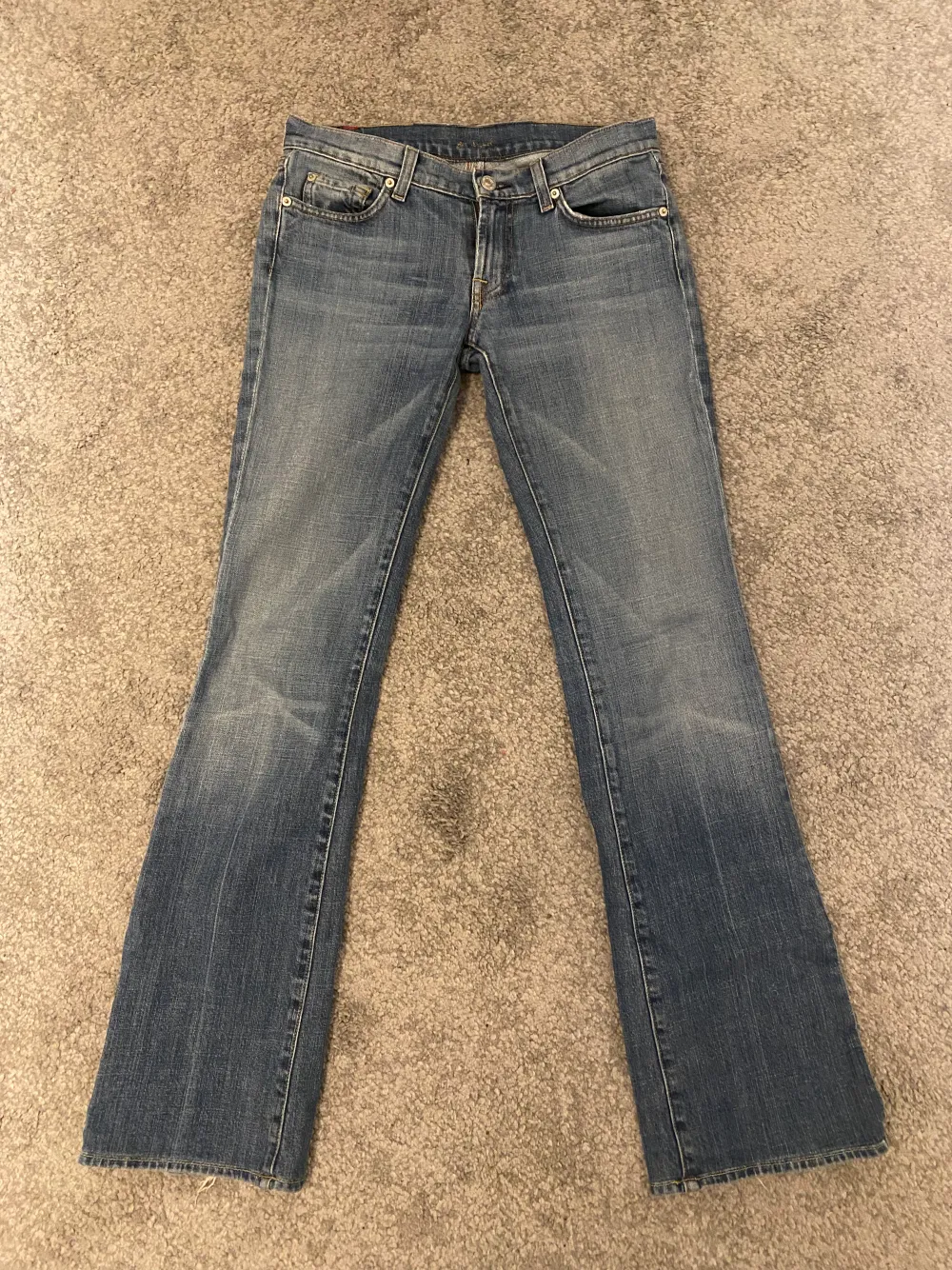 Superfina lågmidjade jeans från märket 7 for all mankind där nypriset är över 1000 kr. Köpta av @siriskansjo men tyvärr satt de inte så bra på just mig men hade verkligen önskat det eftersom de är så fina🙌🙌 Hör av dig vid frågor och om du är intresserad!!. Jeans & Byxor.