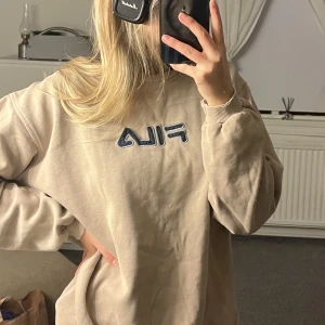 Vintage sweatshirt  - Vintage Fila sweatshirt i färgen beige. Passformen är S/M 👕💕och som det syns på ärmarna är den lite sliten. Säljer den för 230kr, frakt tillkommer 📦 