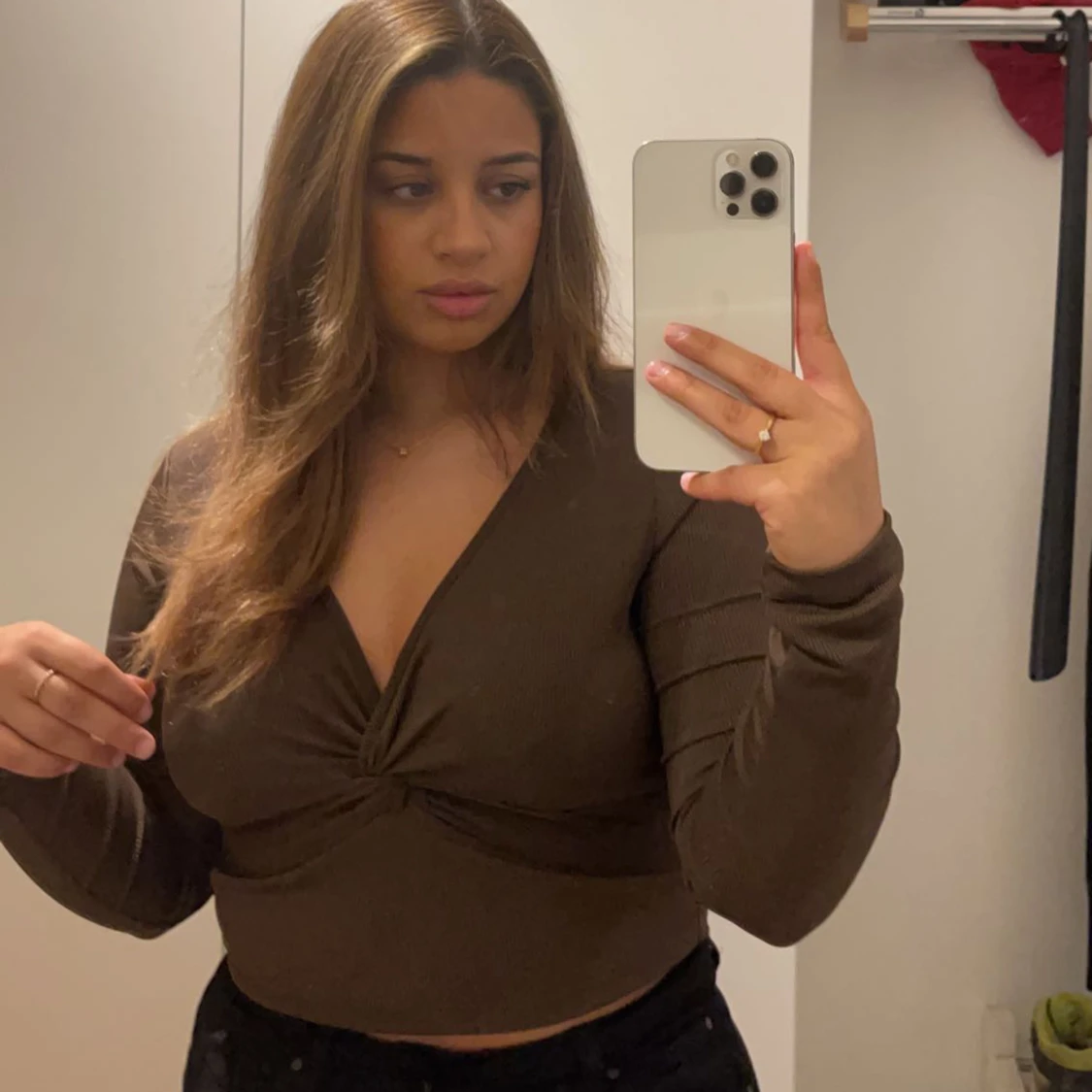 Brun och en svart topp 