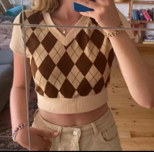 Rutig tröja - Jätte fin rutig t-shirt. Skönt matrial för huden, passar jätte fint till vitta eller bruna byxor speciellt(min åsikt). Säljer pga inte längre min still. 