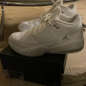 Basketskor Nike Jordan Max Aura 3 - Basketskor - Nike Jordan Max Aura 3 i nästan nyskick då de växtes direkt. Originalkartong med. Stl. EUR 42,5 (US 9)
