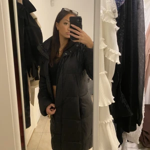 Hm  - Jättefin varm vinterjacka från HM, köp förra vintern och använd några gånger!  Nypris 700 kr Pris går att diskutera🤍 Skriv för fler bilder🫶🏽