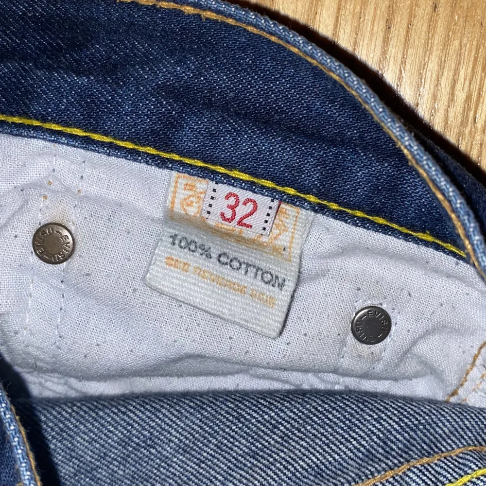 Intressekoll på mina evisujeans straight fit strl 32 köpta second hand kom privat om vad du kan tänka dig köp de för. Jeans & Byxor.