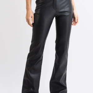 Madlady ”skinnbyxor” - Näst intill nya ”skinnbyxor” från Madlady! Stl.M/38 Längd: Short/30  Finns en pytteliten defekt på ena sidan där bak på byxan (sista bilden) knappt märkbart! Modellen heter ”Hunter” och byxorna är svarta! 350kr+frakt