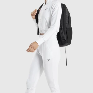 Gymshark set intressekoll - Gymshark set som aldrig är använt. Kollar intresse på det då det ännu inte kommit till användning. Säljer antingen varje del för sig, 300 kr styck eller hela setet för 500 + frakt. Setet är slutsålt på gymshark! 