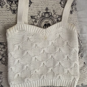 Stickad vit topp - Stickad vit topp från zara, lite fläckig men går bort i tvätten.💕