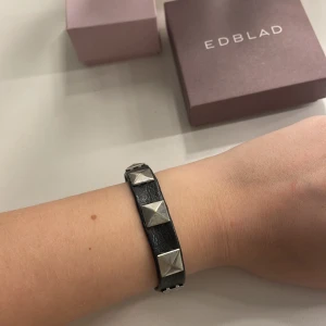 Valentino-liknande armband - Säljer ett valentino-liknande armband köpt i Spanien💓