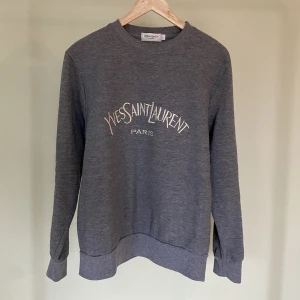 Yves saint Laurent sweatshirt M - Size on tag är L   Tröjan sitter som M