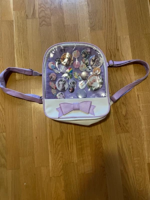 Kawaii  - Kawaii shop ryggsäck man kan få med alla pins ifall man vill men det blir + några kronor. Annars säljer jag alla pins enskild. Ifall man inte vill ha det kommer man ju se hållen efter pinsen. Använt denna gånger. 