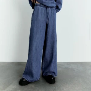 Zara Byxor  - Ett par as coola mjuka jeans byxor som är vida och oversized från Zara!  Använda fåtal gånger! 