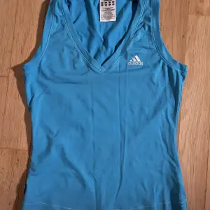 Ljusblå adidas topp