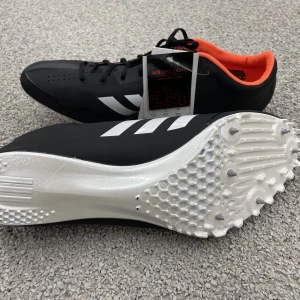 Adidas Adizero Prime - Helt oanvända. Små i storleken passar 44/45 Nypris 2000kr