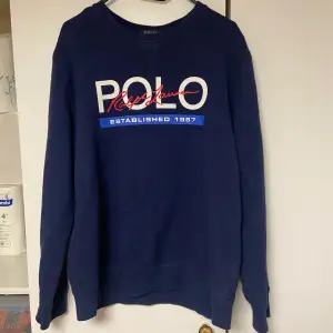 Polo Ralph Lauren tröjan i mörkblå  färg ganska fräscha storlek står iaf XL 18-20 men jag som bär Small och Medium bär den bra tror det är för USA har ett annat system för storlekar  säljs för 550  men pris kan diskuteras