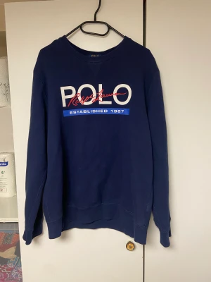 Polo Ralph Lauren tröja  - Polo Ralph Lauren tröjan i mörkblå  färg ganska fräscha storlek står iaf XL 18-20 men jag som bär Small och Medium bär den bra tror det är för USA har ett annat system för storlekar  säljs för 550  men pris kan diskuteras