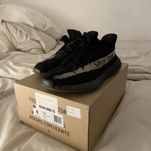 Yeezy Boost V2 Oreo - Säljer dessa åt en vän. Väldigt sällsynta Yeezy Boost V2 Oreo i bra skick. Snygga och bekväma skor som passar till många tillfällen. Köpes på Flight Club i USA. Originalbox medföljer. Skick: 8.5/10🫶🏼✨💗 