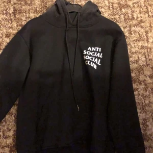 Anti social club hoddie  - Skön hoddie säljer då den är för liten fö mig  Storlek M 