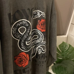 Madlady tröja - Urtvättad-grå tröja från madlady i strl S i & nyskick, enbart använd 2/3 ggr. Frakt ingår 