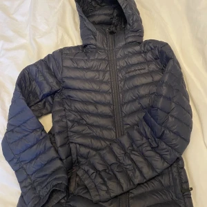 Peak performance jacka  - En mörkblå peak jacka med svart text. Ser precis ut som ny. Säljej pga att jag köpt ny jacka. Passar storlek S. Lånade bilder! 