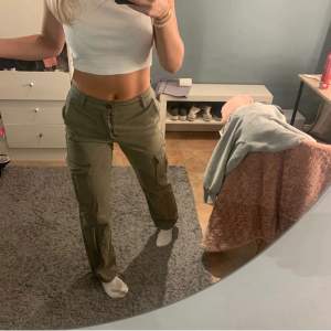 Säljer mina snygga cargos eftersom att de inte kommer till någon användning bilden är lånad men är exakt samma byxor och de är midwaist.  Köpte de för 450kr säljer för 300