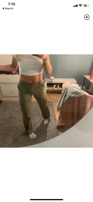 Cargo byxor  - Säljer mina snygga cargos eftersom att de inte kommer till någon användning bilden är lånad men är exakt samma byxor och de är midwaist.  Köpte de för 450kr säljer för 300