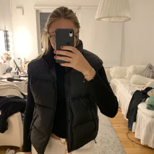 Svart väst - Skitsnygg puffig svart väst från Everest! Passar till allt, är 168cm och bär xs/s i vanliga fall❤️